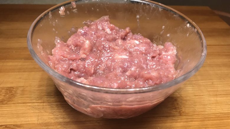 肉末豇豆,搅拌均匀，放入冰箱冷藏腌制