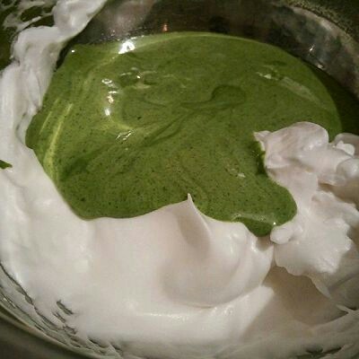 绿色美食+抹茶戚风蛋糕,盛1/3蛋白到蛋黄碗里，翻拌均匀(从底部往上翻拌，不要画圈搅拌)