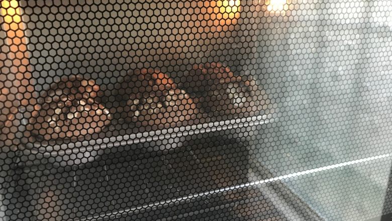 超好吃的香蕉可可麦芬,. 放入预热好的烤箱190度中层上下火25分钟左右。