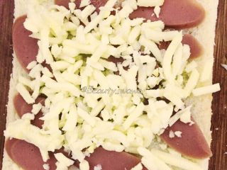火腿芝士西多士,撒一层马苏里拉奶酪（或片状芝士片）