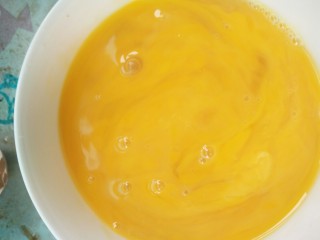 韭菜鸡蛋水饺,鸡蛋里放少许的盐，然后搅拌均匀，备用