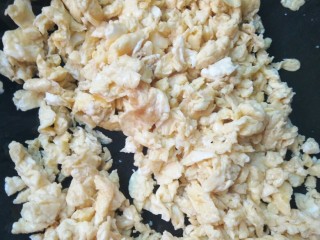 韭菜鸡蛋水饺,用铲子或者筷子，把炒好的鸡蛋搅碎