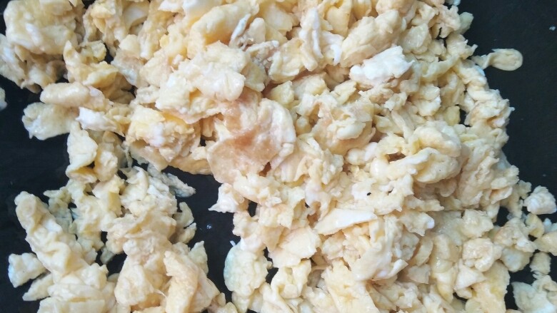 韭菜鸡蛋水饺,用铲子或者筷子，把炒好的鸡蛋搅碎