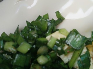 韭菜鸡蛋水饺,用筷子粘点在饺子皮上，
