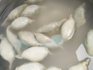 韭菜鸡蛋水饺,锅中放水烧开，放入饺子，等水再次开了以后，在放入一碗半水，再次烧开，就可以了。。。