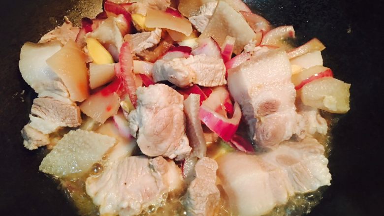 梅干菜烧肉,煮一会。