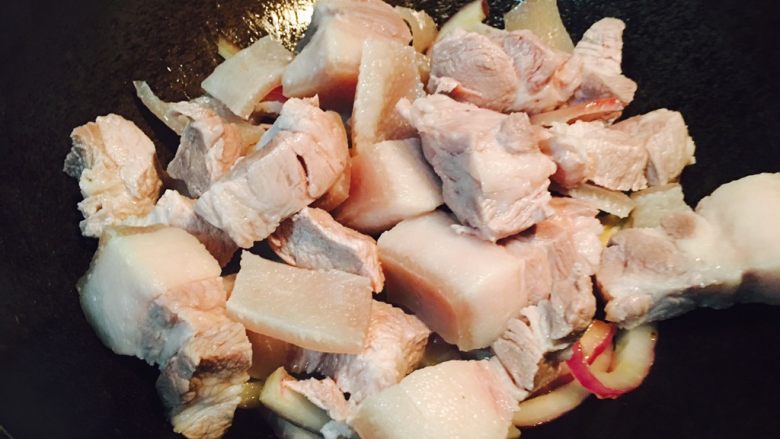 梅干菜烧肉,倒入煮好的肉。