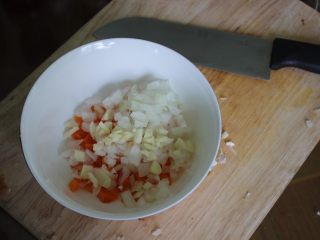 健康素食汉堡,把胡萝卜，1个蒜和洋葱切碎