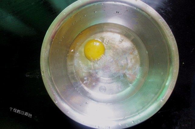 西葫芦糊塌子,将鸡蛋磕在碗内打泡后倒入盆内