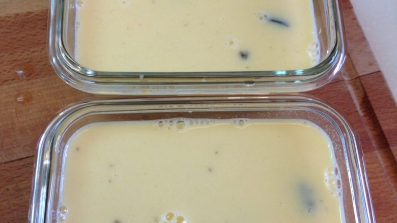電鍋料理-三色蛋,裝入器皿時，器皿表面可塗抹一層油，想要倒扣切片較好脫器皿，別忘了表面泡泡撈掉比較美觀