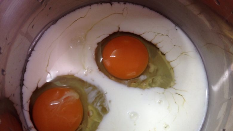 電鍋料理-三色蛋,兩顆雞蛋加100克開水或是牛奶取代開水更香喔！
