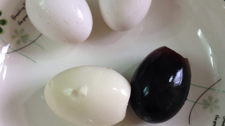 電鍋料理-三色蛋,2顆雞蛋是生的，鹹蛋和<a style='color:red;display:inline-block;' href='/shicai/ 14'>皮蛋</a>先煮過，煮熟剝殼備用
