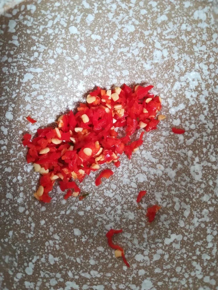 韭菜鸡蛋蒸饺,辣椒，我用的是小米辣椒