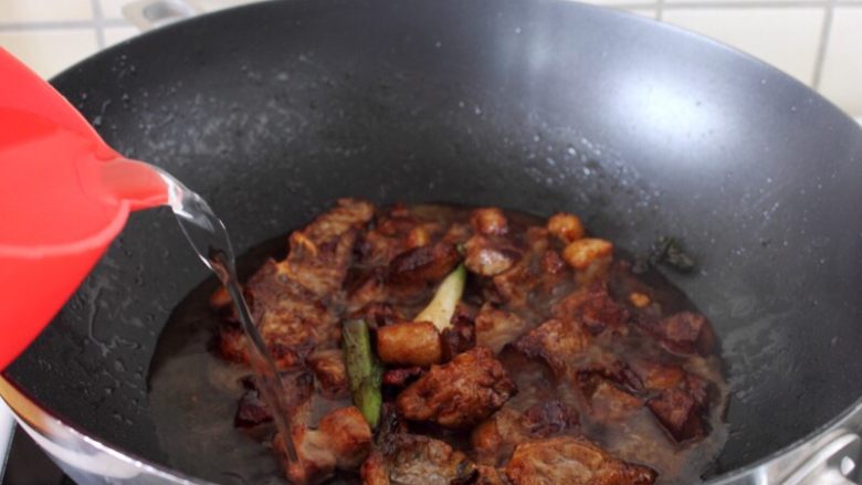 干豆角烧肉,10.炒上色，一次加入足量的水，即水略漫过肉。