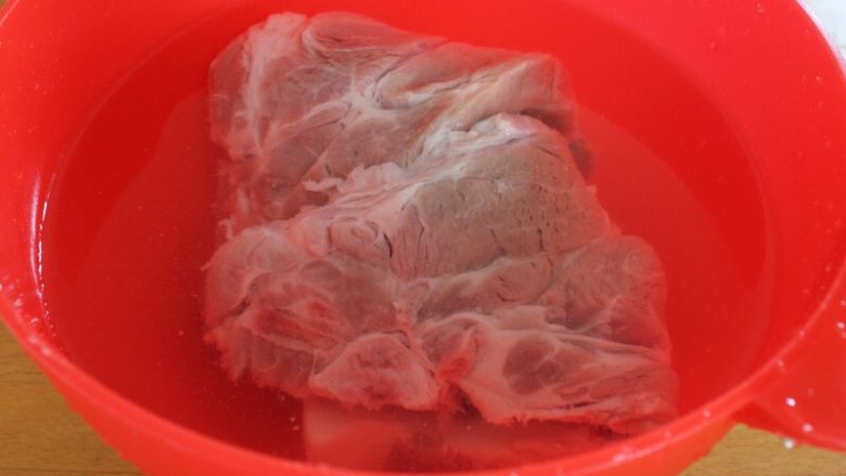 干豆角烧肉,2.猪肉泡出血水，时间可长可短。