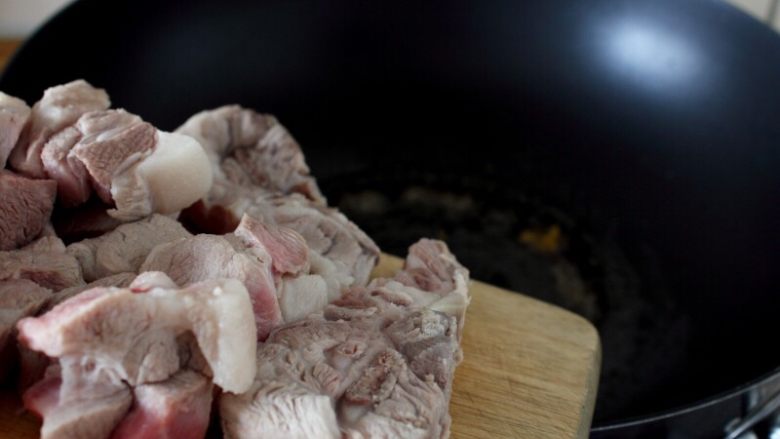 干豆角烧肉,7.中小火熬到糖溶化成酱红色，将肉放入炒。