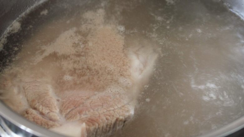 干豆角烧肉,3.将猪肉放入开水锅中焯烫两分钟。