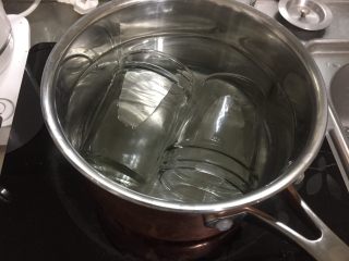 大果粒蓝莓酱,盛放蓝莓酱的玻璃瓶清水洗干净后，放入沸水中煮几分钟，倒扣晾干备用