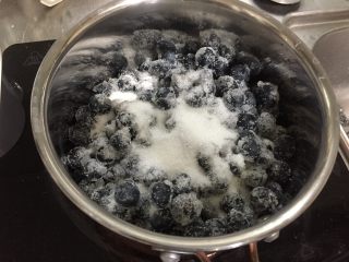 大果粒蓝莓酱,蓝莓放入锅中，加入一半的白砂糖