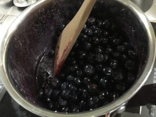 大果粒蓝莓酱,用锅铲简单的搅拌一下，动作轻不要按压，不要戳破蓝莓
开小火，等待约3分钟。白砂糖全部融化，出现蓝莓汁水后