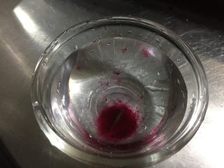 大果粒蓝莓酱,检测蓝莓酱浓稠程度的方法：将蓝莓汁滴入常温清水中，如果果酱化开了和水融合在一起那就代表浓稠度不够。如果蓝莓汁直接沉底凝聚在一起，代表浓稠度可