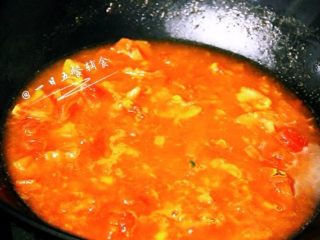 番茄龙利鱼,加入小半碗水，中火煮开。