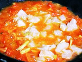 番茄龙利鱼,水开后放入龙利鱼块，煮3分钟左右。