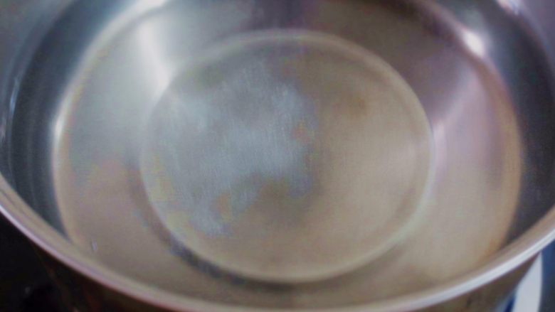 胭脂藕片,锅内倒入适量的水，烧开
