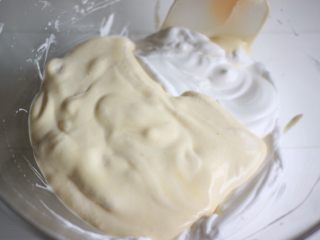 丑萌莎莉奶油蛋糕,再将翻拌均匀的面糊倒回剩余的1/2蛋白霜中