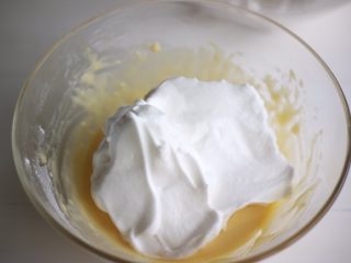 丑萌莎莉奶油蛋糕,将1/2的蛋白霜加入到蛋黄糊中，翻拌均匀