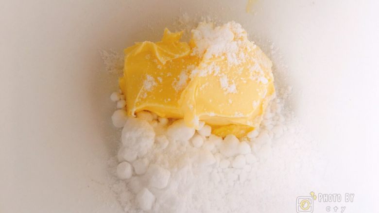 抹茶粉撞上杏仁粉的QQ抹茶曲奇,有盐黄油室温软化后，加入糖霜。