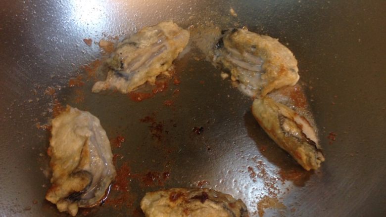 廣島牡蠣三吃-生食/鹽烤/鐵板,牡蠣開水稍微沖洗即可（不要生水避免汙染），兩面沾了麵粉直接下油鍋，避免久置麵粉糊了