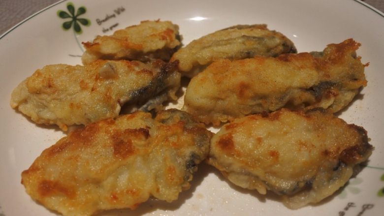 廣島牡蠣三吃-生食/鹽烤/鐵板,沾粉下鍋要速度快，才能保持美美麵衣，雙面黃金焦脆即可上菜。