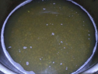 解暑绿豆沙,加盖熬煮半个小时