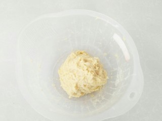 中种奶油吐司#面团的发酵之旅#,搅拌至无干粉状态，用保鲜膜包裹放入冰箱冷藏发酵，14个小时。