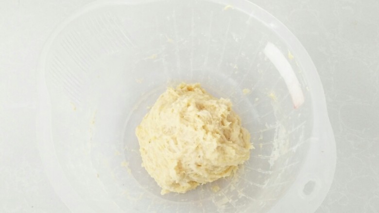 中种奶油吐司#面团的发酵之旅#,搅拌至无干粉状态，用保鲜膜包裹放入冰箱冷藏发酵，14个小时。