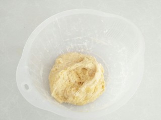 中种奶油吐司#面团的发酵之旅#,中种面团取出，拨开面团有均匀的蜂窝状。