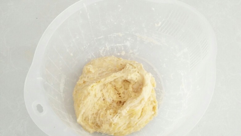 中种奶油吐司#面团的发酵之旅#,中种面团取出，拨开面团有均匀的蜂窝状。