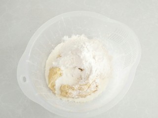 中种奶油吐司#面团的发酵之旅#,中种面团撕碎，放入主面团高粉70克,盐3克，奶油50克