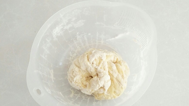 中种奶油吐司#面团的发酵之旅#,混合搅拌至无干粉状态。