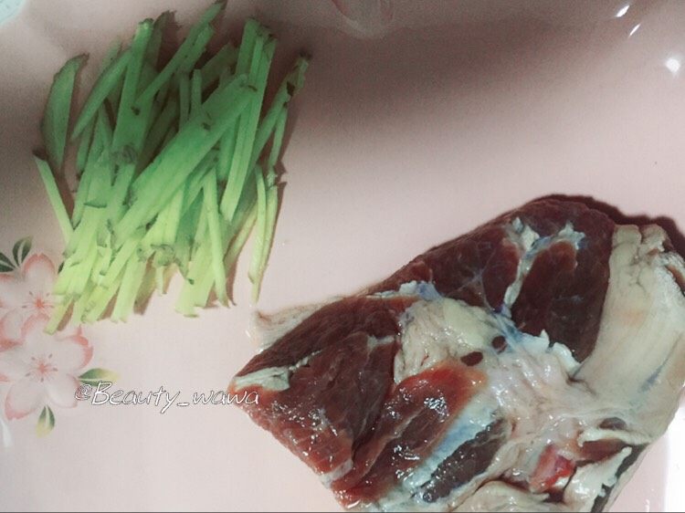 牛肉快手菜—姜丝牛肉,所需材料备好，如图