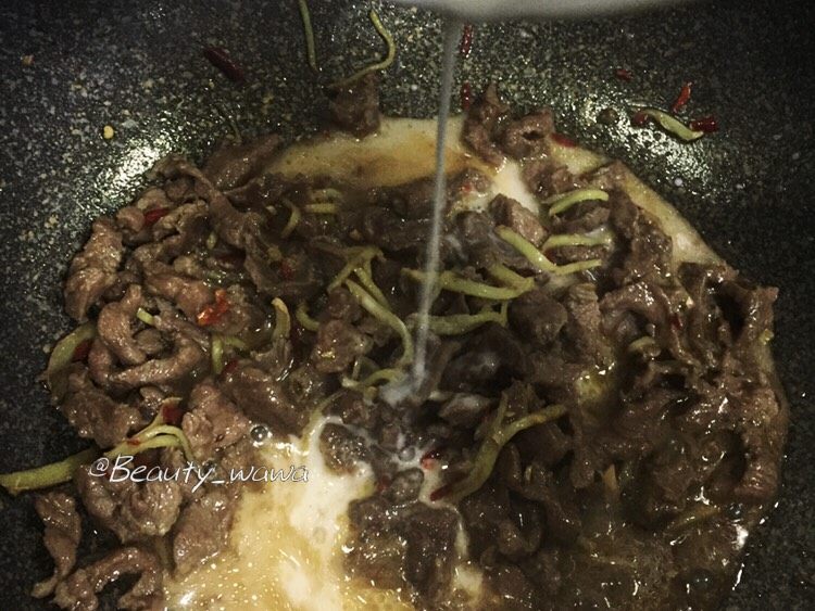 牛肉快手菜—姜丝牛肉,将水淀粉慢慢倒入锅中