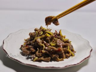 牛肉快手菜—姜丝牛肉,夹一筷子尝尝，味道很鲜呀！