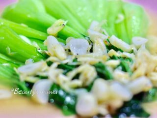 海米扒青菜
颠覆你对素菜的认知,将剩余汤汁淋在蔬菜表面，海米尽量摆在菜叶位置，漏出菜的根茎，食用