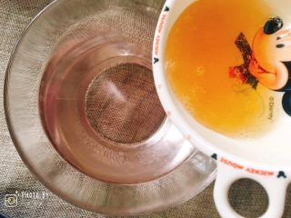 高颜值的樱花果冻🌸,将完全溶解的吉利丁液缓缓倒入糖水中。