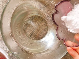 高颜值的樱花果冻🌸,将糖粉倒入开水中。