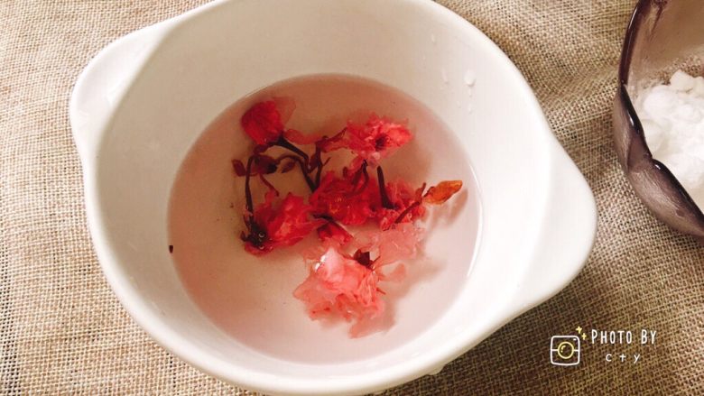 高颜值的樱花果冻🌸,樱花用冷水泡发，换两次水去除多余的盐分。