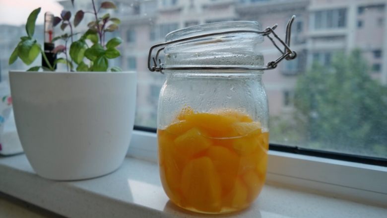 黄桃罐头,罐子洗净自然风干。放入放凉的黄桃跟糖水。然后放入冰箱冷藏 
冰箱冷藏
冰箱冷藏
