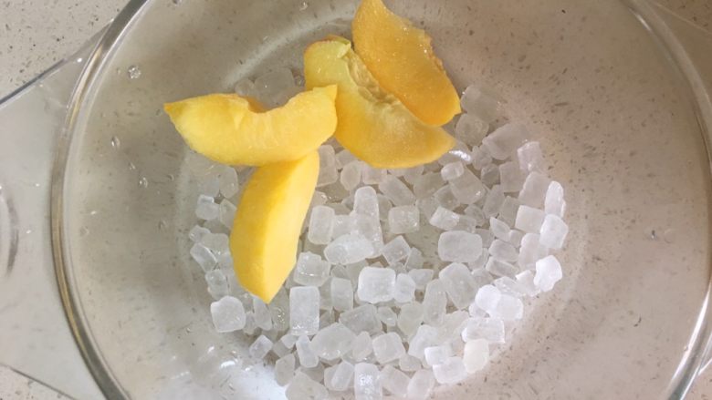 黄桃罐头,冰糖与黄桃放在可煮器皿内