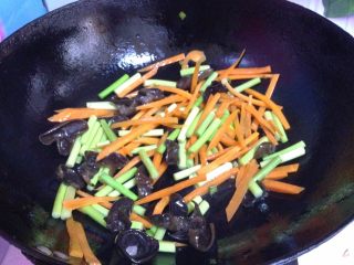 蚝油双菇,下入蒜苔、胡萝卜丝、木耳炒匀